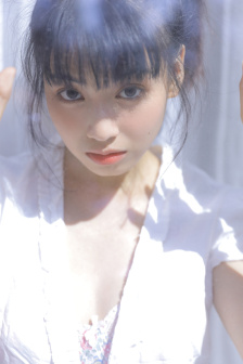老头边吃奶边弄进去呻吟